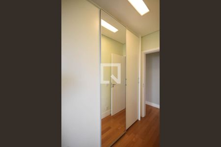 Apartamento à venda com 188m², 3 quartos e 2 vagas Apartamento à venda com 188m², 3 quartos e 2 vagasArmário da suíte