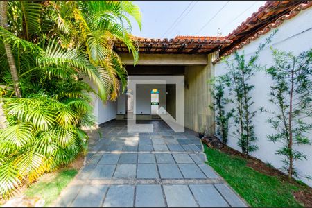 Casa à venda com 315m², 4 quartos e 3 vagas Casa à venda com 315m², 4 quartos e 3 vagasÁrea