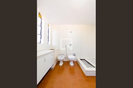 Casa à venda com 315m², 4 quartos e 3 vagas Casa à venda com 315m², 4 quartos e 3 vagasBanheiro da suíte 2