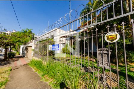 Casa à venda com 315m², 4 quartos e 3 vagas Casa à venda com 315m², 4 quartos e 3 vagasFachada