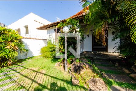 Casa à venda com 315m², 4 quartos e 3 vagas Casa à venda com 315m², 4 quartos e 3 vagasÁrea