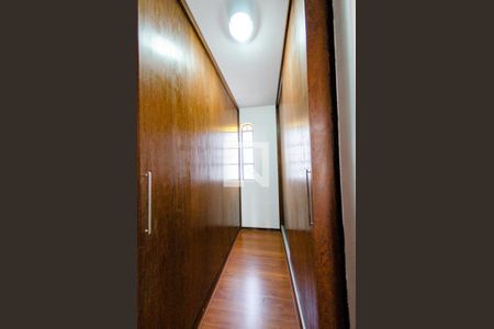 Casa à venda com 315m², 4 quartos e 3 vagas Casa à venda com 315m², 4 quartos e 3 vagasCloset