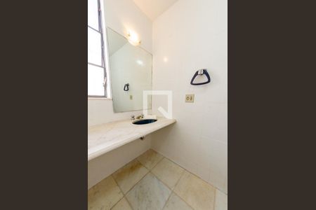 Casa à venda com 315m², 4 quartos e 3 vagas Casa à venda com 315m², 4 quartos e 3 vagasBanheiro social