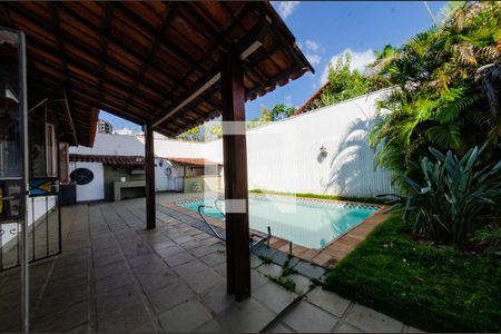 Casa à venda com 315m², 4 quartos e 3 vagas Casa à venda com 315m², 4 quartos e 3 vagasQuintal