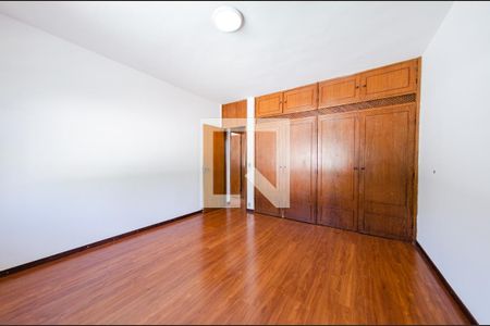 Casa à venda com 315m², 4 quartos e 3 vagas Casa à venda com 315m², 4 quartos e 3 vagasQuarto 2