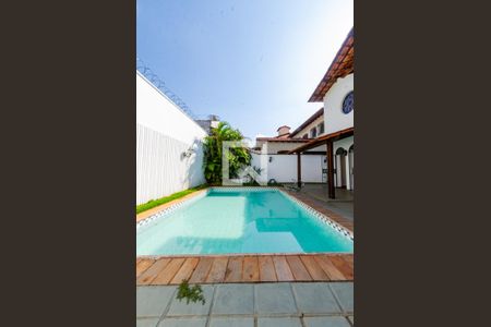 Casa à venda com 315m², 4 quartos e 3 vagas Casa à venda com 315m², 4 quartos e 3 vagasPiscina