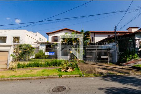 Casa à venda com 315m², 4 quartos e 3 vagas Casa à venda com 315m², 4 quartos e 3 vagasFachada