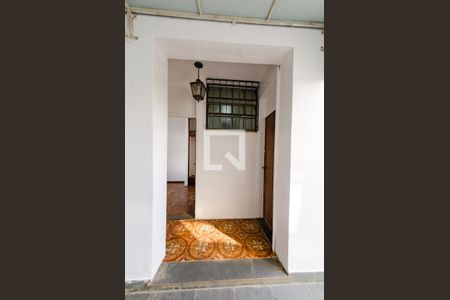 Casa à venda com 315m², 4 quartos e 3 vagas Casa à venda com 315m², 4 quartos e 3 vagasCorredor lateral