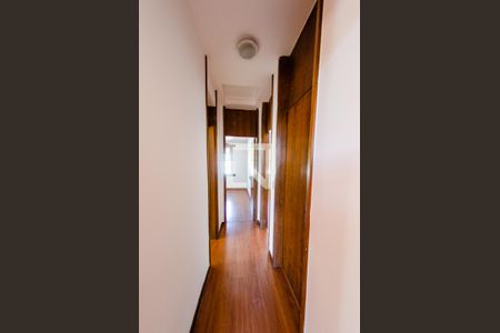 Casa à venda com 315m², 4 quartos e 3 vagas Casa à venda com 315m², 4 quartos e 3 vagasCorredor