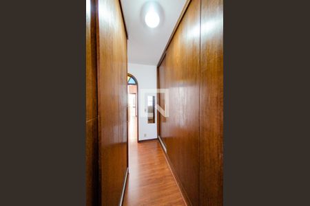 Casa à venda com 315m², 4 quartos e 3 vagas Casa à venda com 315m², 4 quartos e 3 vagasCloset