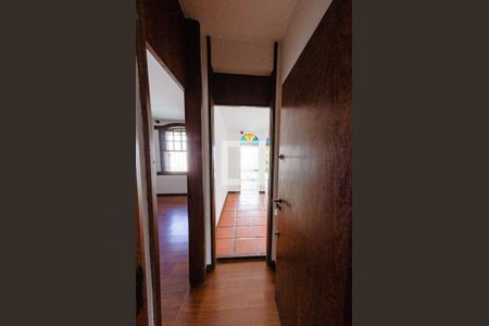 Casa à venda com 315m², 4 quartos e 3 vagas Casa à venda com 315m², 4 quartos e 3 vagasCorredor