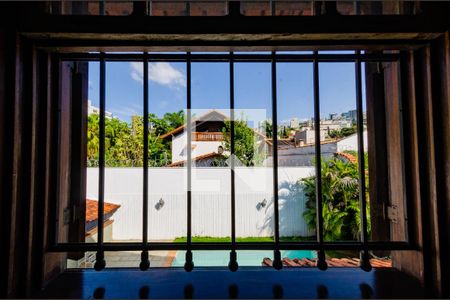 Casa à venda com 315m², 4 quartos e 3 vagas Casa à venda com 315m², 4 quartos e 3 vagasVista