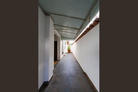 Casa à venda com 315m², 4 quartos e 3 vagas Casa à venda com 315m², 4 quartos e 3 vagasCorredor lateral