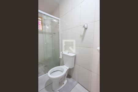 Banheiro de casa de condomínio para alugar com 1 quarto, 50m² em Vila Paulicéia, São Paulo