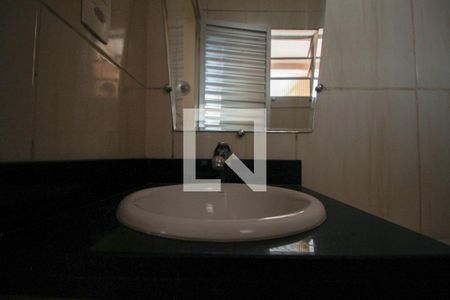 Banheiro de casa para alugar com 1 quarto, 50m² em Parque dos Bancários, São Paulo