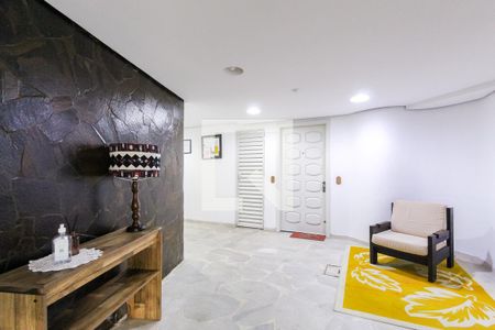 Hall social de apartamento para alugar com 1 quarto, 52m² em Jardim do Salso, Porto Alegre