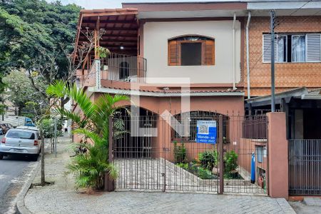 Casa à venda com 242m², 3 quartos e 3 vagasFachada