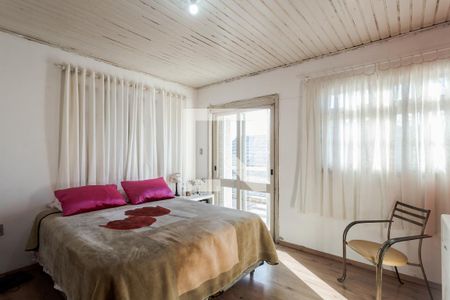 Casa à venda com 304m², 5 quartos e 5 vagas Casa à venda com 304m², 5 quartos e 5 vagasSuíte