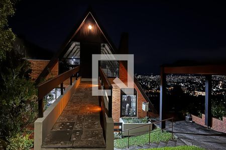 Casa à venda com 270m², 3 quartos e 2 vagas Casa à venda com 270m², 3 quartos e 2 vagasFachada