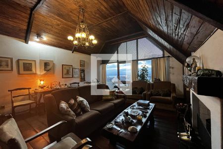 Sala de casa à venda com 3 quartos, 270m² em Teresópolis, Porto Alegre