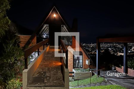 Casa à venda com 270m², 3 quartos e 2 vagas Casa à venda com 270m², 3 quartos e 2 vagasFachada e Garagem