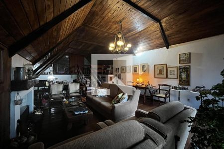 Sala de casa à venda com 3 quartos, 270m² em Teresópolis, Porto Alegre