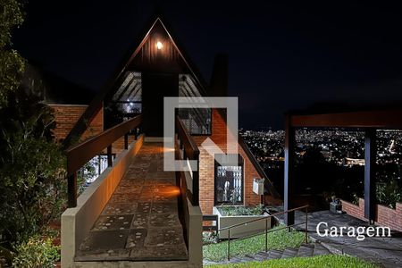 Casa à venda com 270m², 3 quartos e 2 vagas Casa à venda com 270m², 3 quartos e 2 vagasFachada e Garagem