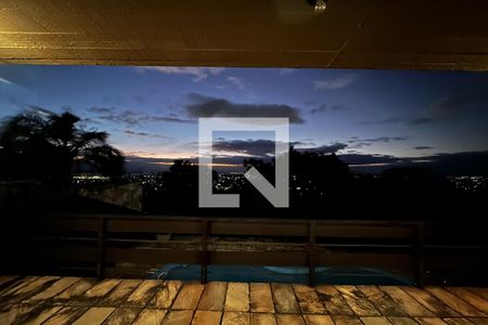 Casa à venda com 270m², 3 quartos e 2 vagasVistas