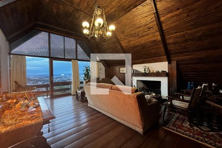 Sala de casa à venda com 3 quartos, 270m² em Teresópolis, Porto Alegre