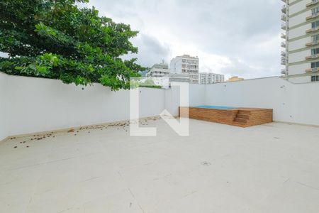 Apartamento à venda com 253m², 3 quartos e 2 vagas Apartamento à venda com 253m², 3 quartos e 2 vagasPiscina