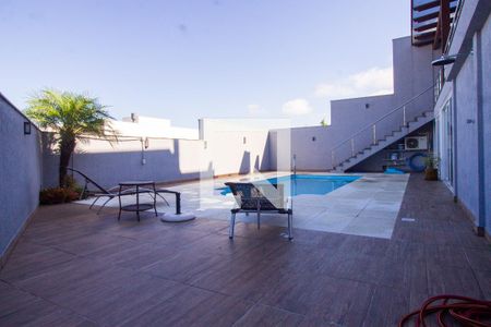 Casa de condomínio à venda com 250m², 3 quartos e 2 vagasPiscina