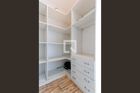 Casa à venda com 300m², 4 quartos e 6 vagasCloset da Suíte 1