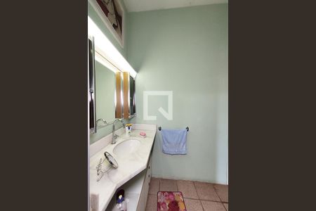 Casa à venda com 740m², 6 quartos e 4 vagas Casa à venda com 740m², 6 quartos e 4 vagasBanheiro 2