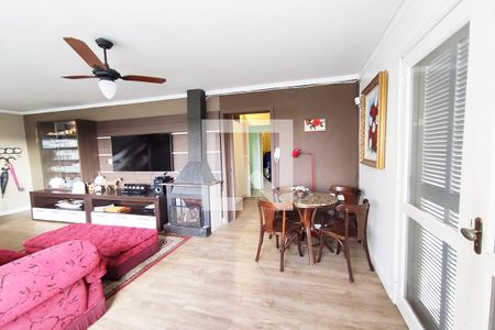 Casa à venda com 740m², 6 quartos e 4 vagas Casa à venda com 740m², 6 quartos e 4 vagasSala de Estar