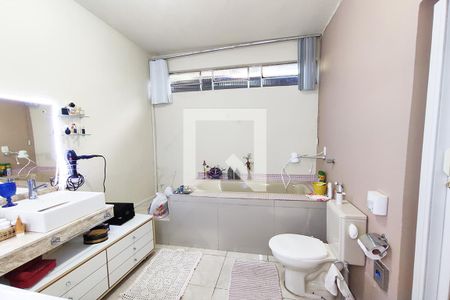 Casa à venda com 740m², 6 quartos e 4 vagas Casa à venda com 740m², 6 quartos e 4 vagasBanheiro da Suíte 2