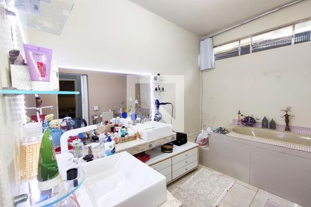 Casa à venda com 740m², 6 quartos e 4 vagas Casa à venda com 740m², 6 quartos e 4 vagasBanheiro da Suíte 2