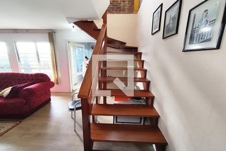 Casa à venda com 740m², 6 quartos e 4 vagas Casa à venda com 740m², 6 quartos e 4 vagasEscada