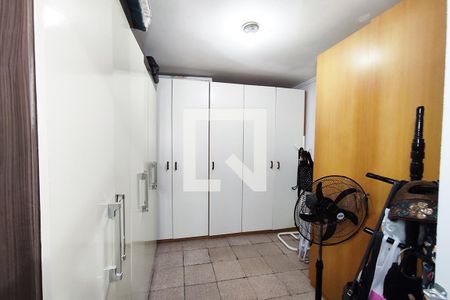 Casa à venda com 740m², 6 quartos e 4 vagas Casa à venda com 740m², 6 quartos e 4 vagasCloset