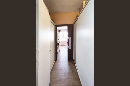 Casa à venda com 740m², 6 quartos e 4 vagas Casa à venda com 740m², 6 quartos e 4 vagasCorredor