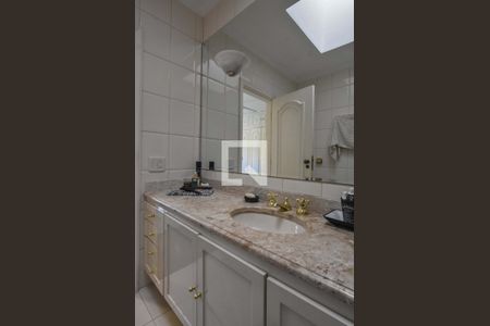 Casa à venda com 848m², 5 quartos e 8 vagasBanheiro Suíte 03