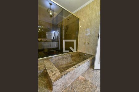 Casa à venda com 848m², 5 quartos e 8 vagasBanheiro Suíte 01