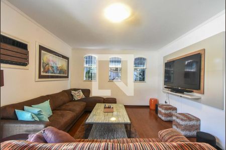 Casa à venda com 848m², 5 quartos e 8 vagasSala de Tv