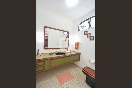 Casa à venda com 848m², 5 quartos e 8 vagasBanheiro Salão de Festas 