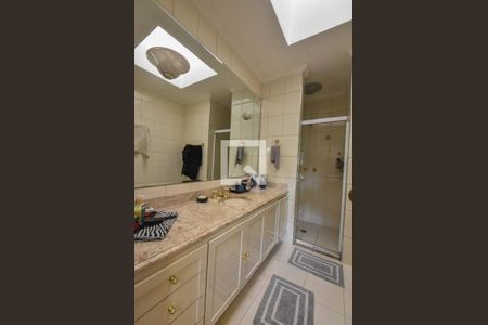 Casa à venda com 848m², 5 quartos e 8 vagasBanheiro Suíte 03