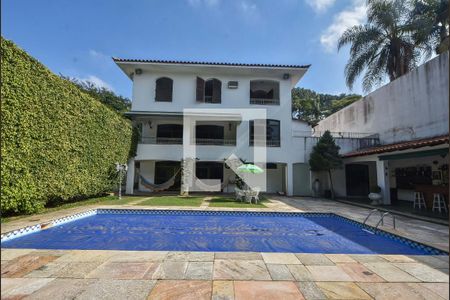 Casa à venda com 848m², 5 quartos e 8 vagasPiscina