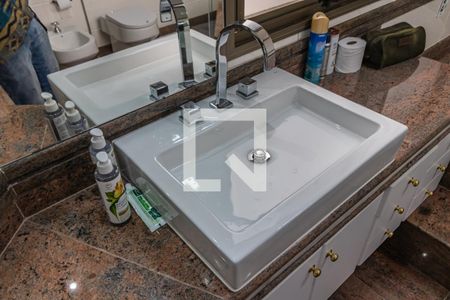 Apartamento à venda com 422m², 4 quartos e 6 vagasDetalhe do Banheiro da Suíte 2