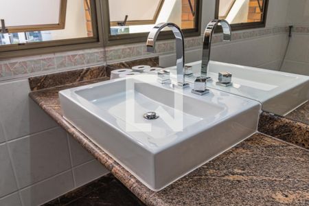 Apartamento à venda com 422m², 4 quartos e 6 vagasDetalhe do Banheiro da Suíte 1