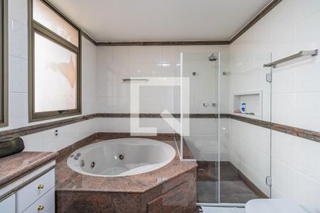 Apartamento à venda com 422m², 4 quartos e 6 vagasBanheiro da Suíte 2