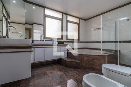 Apartamento à venda com 422m², 4 quartos e 6 vagasBanheiro da Suíte 2