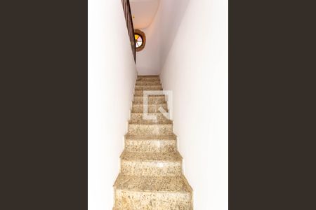 Casa à venda com 200m², 4 quartos e 4 vagasEscada